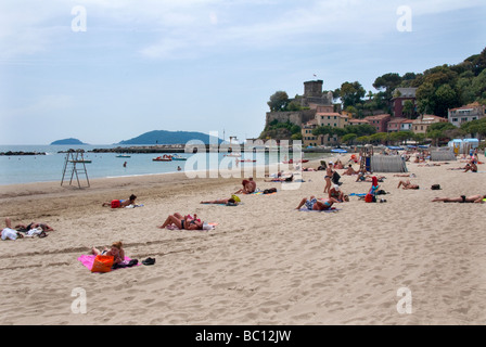 The beach at San Terenzo, Ligurian coast in the gulf of Poets near La Spezia with Castello di San Terenzo in the background Stock Photo