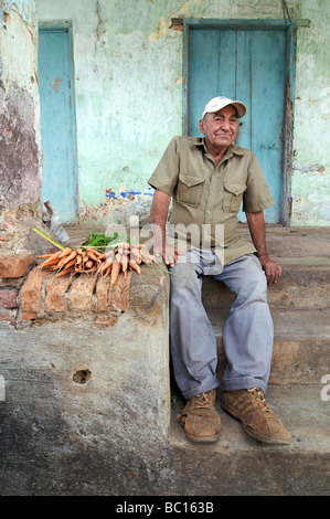 Elderly Cuban man selling carrots in Viñales, Pinar Del Rio, Cuba. Stock Photo