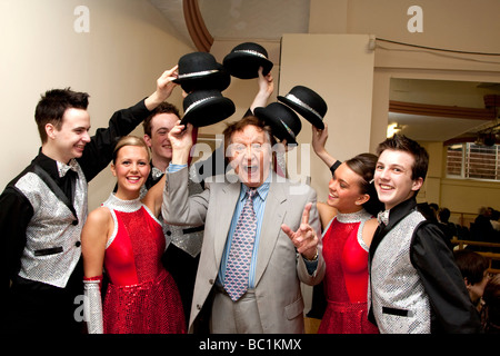 Ken Dodd with students from the Liverpool Theatre School in Liverpool city centre Stock Photo