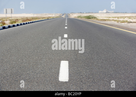 Empty desert road in the UAE between Dubai and Al Ain Stock Photo - Alamy