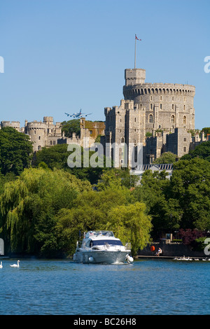 747 Aircraft just above Windsor Castle on its approach to Heathrow Stock Photo