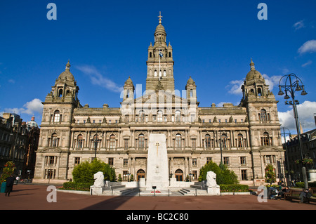 dh City Chambers GEORGE SQUARE GLASGOW SCOTLAND George Square of victorian architecture sq scottish war memorial Cenotaph Stock Photo