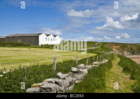 dh Scapa Whisky Distillery SCAPA BAY ORKNEY Scapa Flow footpath and path scotland scottish isle coastal Stock Photo