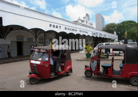 Colombo Fort Railway Station Sri Lanka, rickshaws, tuk tuk, or 3 wheelers outside Stock Photo