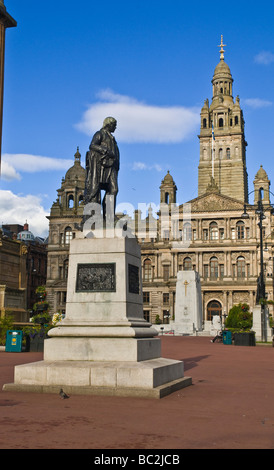 dh City Chambers GEORGE SQUARE GLASGOW Robert Burns robbie rabbie statue George Square and City Chambers scotland scottish historical poet figures Stock Photo