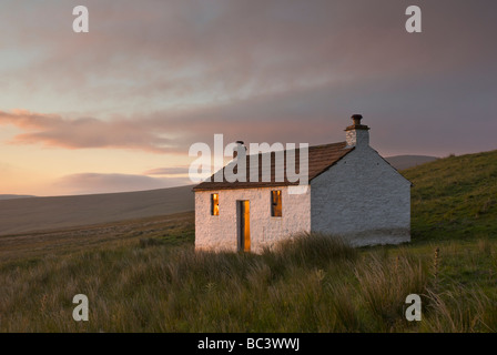 Isolated, whitewashed cottage near Hartside Top, on A686 road between Penrith and Alston, North Pennines, Cumbria UK Stock Photo