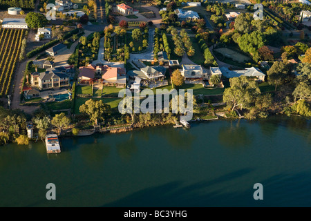 Waterfront homes at Gol Gol a mall town in NSW just across the river from Mildura Stock Photo