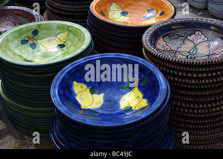 Handmade and brightly decorated bowls in Tunisian Market Stock Photo