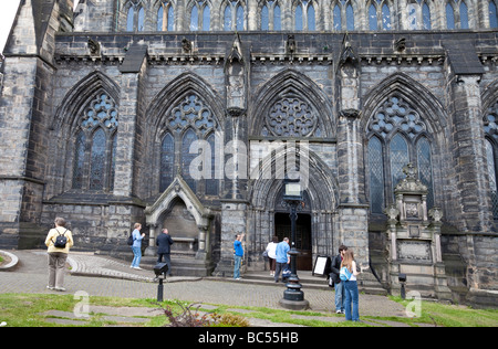 Group of visitors to Glasgow's St Mungo's Cathedral, aka Glasgow Cathedral Stock Photo