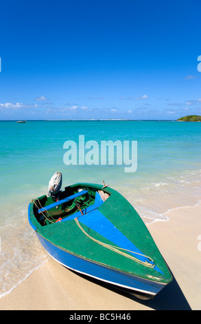 Grenada, Carriacou, Paradise Beach at L'Esterre, Mtorboat on Caribbean beach Stock Photo