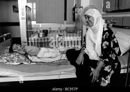 iraq baghdad A woman cries her own dying child to the Pediatric hospital Saddam Hussein Stock Photo