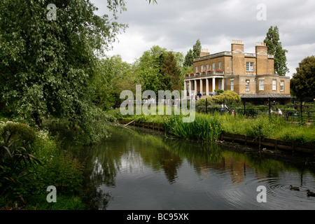 New River runs past Clissold House, Clissold Park, Stoke Newington, London, UK Stock Photo