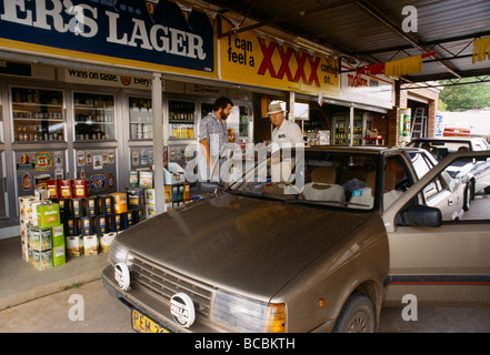 Parkes New South Wales Australia Drive In Bottle Shop Men Talking By Car Stock Photo