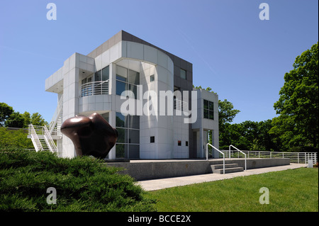 ARCHITECTURE second addition to the Des Moines Iowa Art Center with Henry Moore sculpture on northeast corner of entry terrace Stock Photo