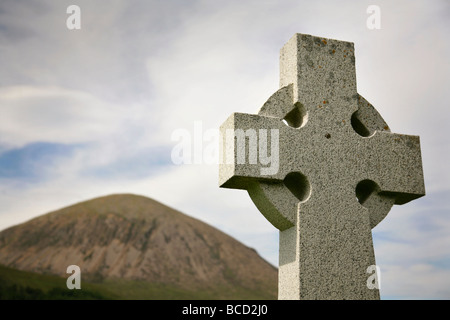 Celtic cross in front of Beinn na Caillich (732m / 2401ft), Isle of Skye, Scotland Stock Photo