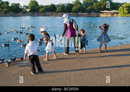 UK. Customers and tourists a th cafe by the Serpentine lake, Hyde Park Knightsbridge,Kensington,London. Photo© Julio Etchart Stock Photo