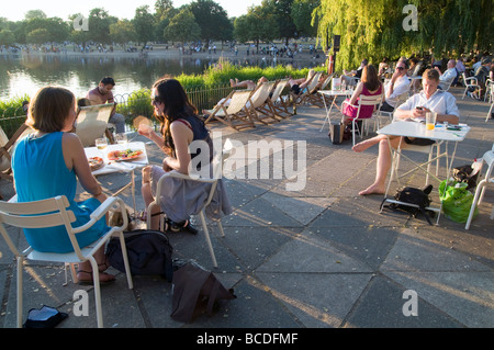 UK. Customers and tourists a th cafe by the Serpentine lake, Hyde Park Knightsbridge,Kensington,London. Photo© Julio Etchart Stock Photo