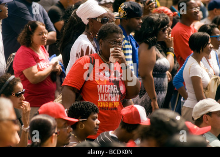 Michael Jackson fans bid farewell to the King of Pop in the Harlem neighborhood of New York Stock Photo