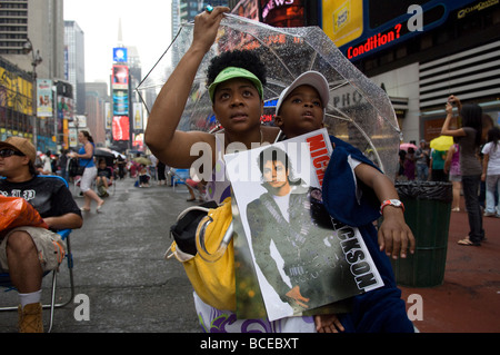 Michael Jackson fans bid farewell to the King of Pop in Times Square in New York Stock Photo