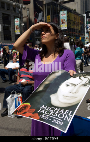 Michael Jackson fans bid farewell to the King of Pop in Times Square in New York Stock Photo