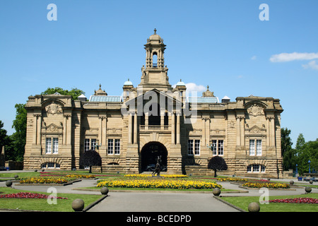 Cartwright Hall Bradford Yorkshire. set in Lister park houses the municiple Art Gallery. The gallery was opened in 1904 Stock Photo