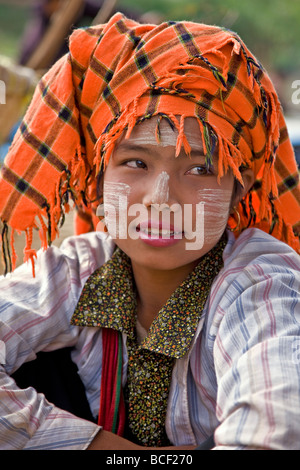 Myanmar. Burma. Lake Inle. A pretty Pa-O woman at the floating market of Ywa-ma on Lake Inle. Stock Photo