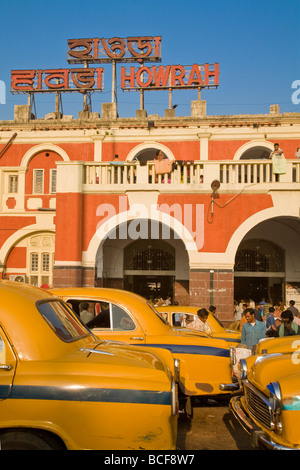 India, West Bengal, Kolkata, Calcutta, Yellow ambassador taxis outside Howrah train station Stock Photo