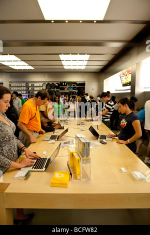 Apple computers store, New York, USA Stock Photo - Alamy