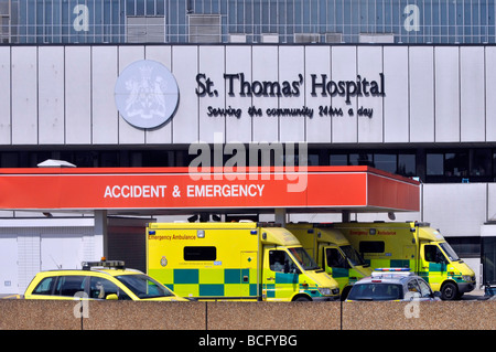 St Thomas hospital accident and emergency department entrance and ambulances Stock Photo
