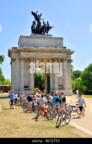 Hyde Park Corner London Wellington Arch group of cyclists on escorted sightseeing tour with guide Stock Photo