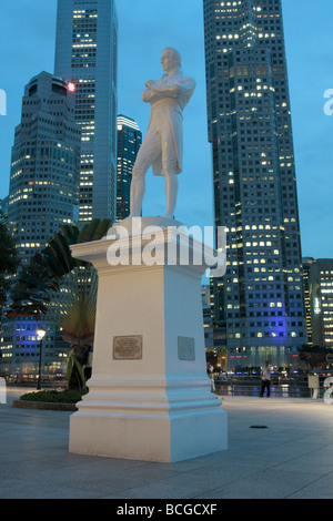 Statue of Sir Stamford Raffles on the bank of the Singapore river where he landed Stock Photo