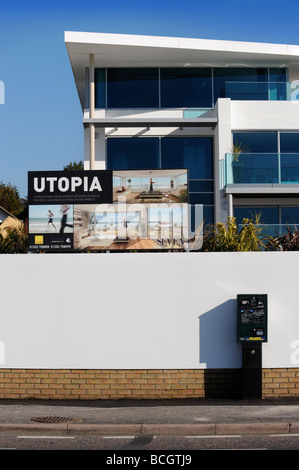 A PAY AND DISPLAY PARKING TICKET MACHINE OUTSIDE A PROPERTY DEVELOPMENT CALLED UTOPIA ON SHORE ROAD NEAR SANDBANKS WITH A PRICE Stock Photo