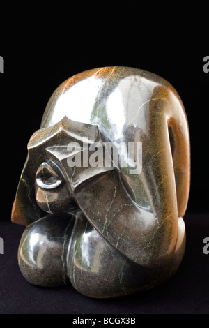 An anthropomorphous sculpture made out of serpentine stone (Zimbabwe). Sculpture anthropomorphe en serpentine (Zimbabwe). Stock Photo