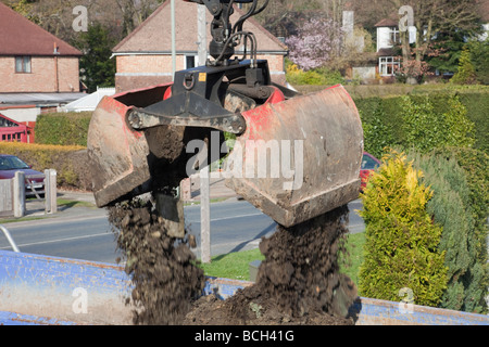 Loading Hydraulic Clamshell Grab Bucket attached onto an excavator arm ...