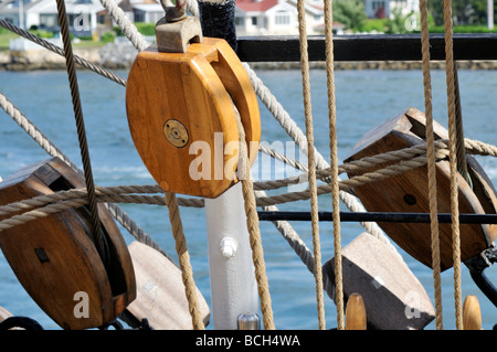 Spanish Block Rigging Block and tackle, ropes and pulleys on replica of 17th century Spanish ...