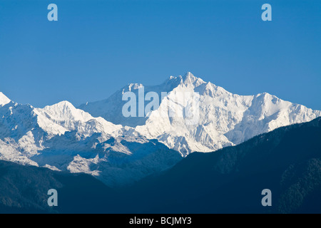 India, Sikkim, Pelling, View of Kanchenjunga,  Kangchendzonga range from road up to Sangachoeling Gompa Stock Photo