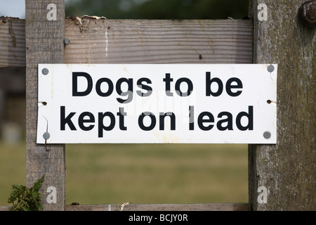 Dogs To Be Kept On A Lead Sign On A Public Footpath Stock Photo