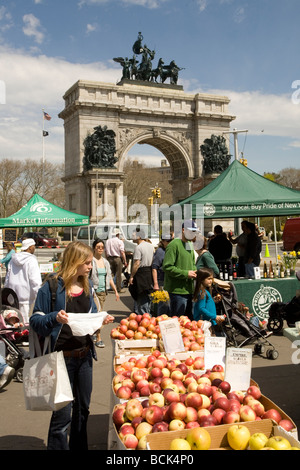 2009 Farmers Market at Grand Army Plaza by Park Slope Brooklyn NY Local residents shop for fruits and vegetables Stock Photo