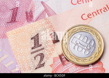 Kingdom of Bahrain Dinar currency banknotes and coin Stock Photo