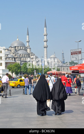 Images of Istanbul - Women wearing the burka Stock Photo