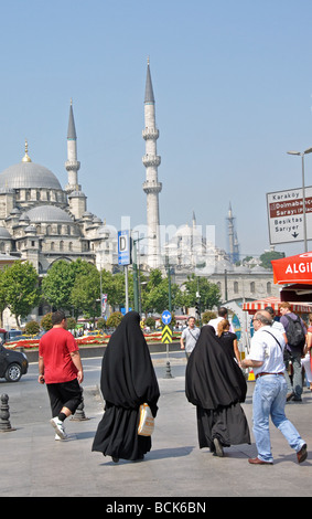 Images of Istanbul - Women wearing the burka Stock Photo