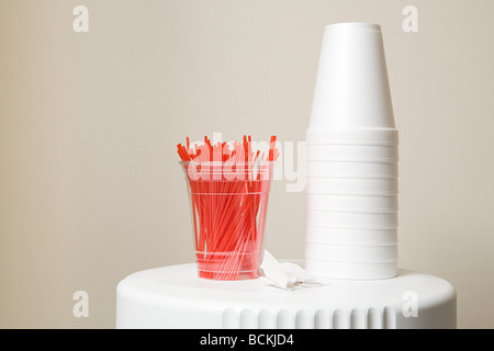 https://l450v.alamy.com/450v/bckjd4/polystyrene-cups-and-plastic-stirrers-on-top-of-coffee-machine-bckjd4.jpg