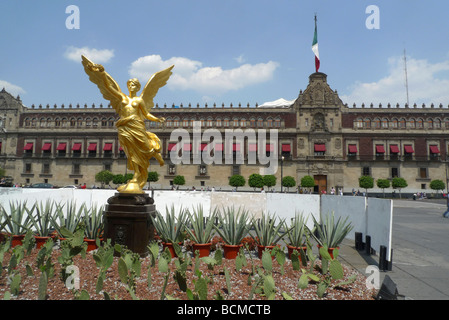 Angel Of Independence statue in front of The National Palace in Mexico City Stock Photo