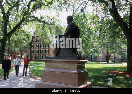 Yale University USA New Haven Connecticut Vanderbilt Hall People Walking on the Old Campus Stock Photo