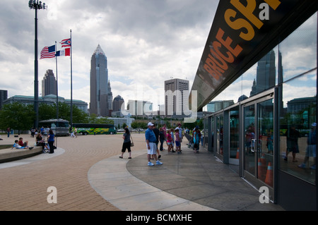 Visitors in front of Cleveland's Rock 'n roll, Hall of Fame Stock Photo