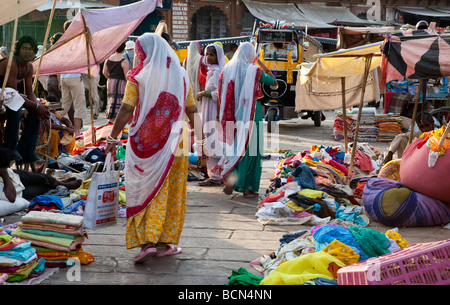 Women In Saris Sadar Market Jodhpur Rajasthan India Stock Photo - Alamy