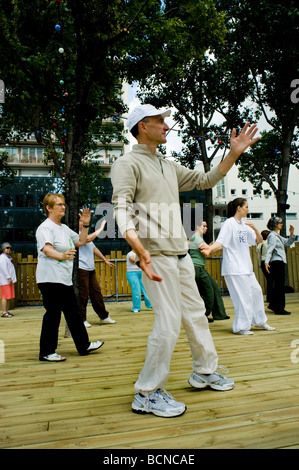 Paris, France, Senior Adults Practicing Chinese Exercise 'Tai Chi' at 'Paris Plages' Public Event, elderly people, retirement pensioners fun, french Stock Photo