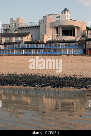 Tate St Ives from Porthmeor Beach in St Ives, Cornwall Stock Photo