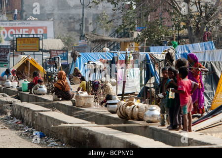 Homeless people live in tents beside road Jaipur Rajasthan India Stock Photo