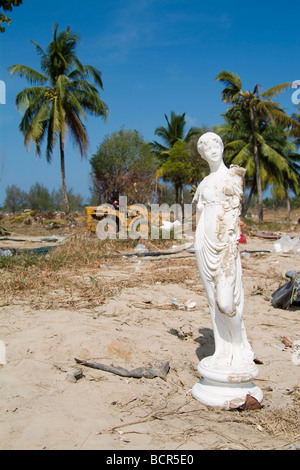 A broken statue at Khao Lak beach just week after the devastating Boxing Day Tsunami in December 2004 Stock Photo
